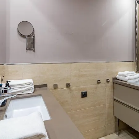 Gc - Spacious Flat In Golden Apartment